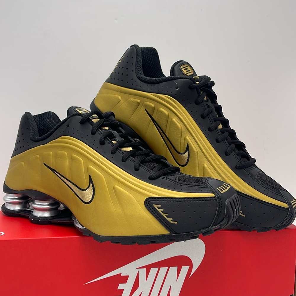 Nike WMNS Shox R4
Sneakers 
Black/Metallic Silver/Metallic
Gold
Style AR3565-005 - Picture 11 of 16